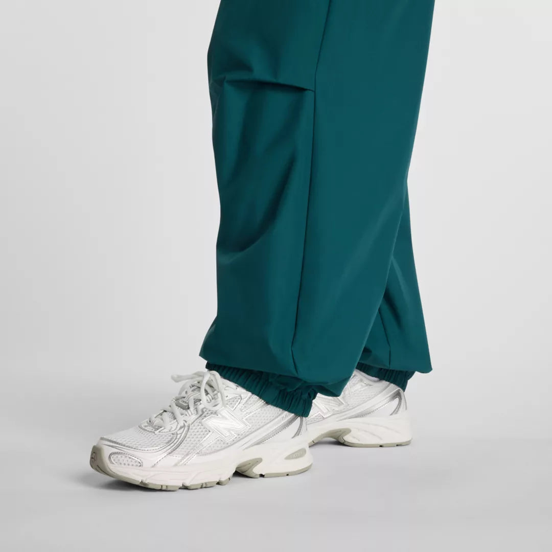 Women Trackside Woven Pant / New Balance